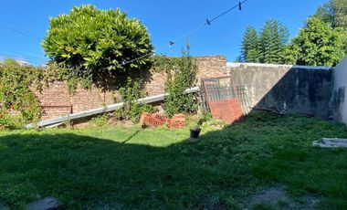 Casa de 3 AMBIENTES ubicada a 800 metros de la Avenida Tomás Espora.