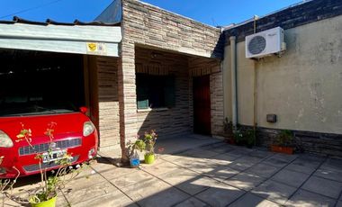 Casa de 3 AMBIENTES ubicada a 800 metros de la Avenida Tomás Espora.