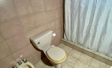 Casa de 3 AMBIENTES ubicada a 800 metros de la Avenida Tomás Espora.