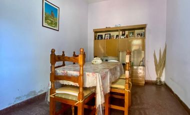 Casa de 3 AMBIENTES ubicada a 800 metros de la Avenida Tomás Espora.