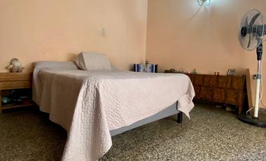 Casa de 3 AMBIENTES ubicada a 800 metros de la Avenida Tomás Espora.