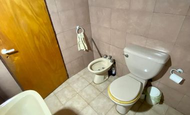 Casa de 3 AMBIENTES ubicada a 800 metros de la Avenida Tomás Espora.