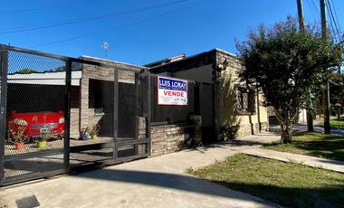 Casa de 3 AMBIENTES ubicada a 800 metros de la Avenida Tomás Espora.