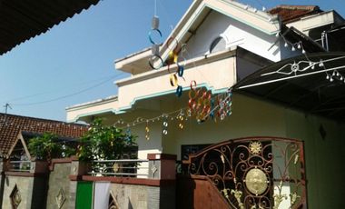 Rumah Strategis 2 Lantai Jl. Wahidin Kebomas Gresik