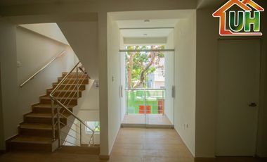 ID 00512-VENTA CASA PUCALLPA - DE ESTRENO -  CON PISCINA-A.T 250 m2