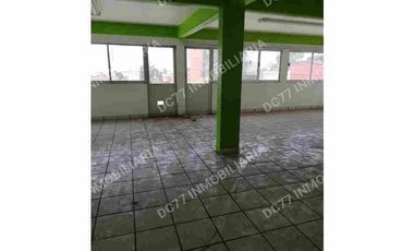 Edificio con local comercial en Pipila