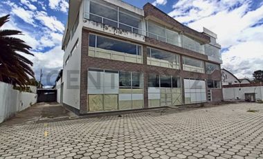 Renta propiedad comercial edificio ubicado en Riobamba 2000 m2 15 parqueaderos