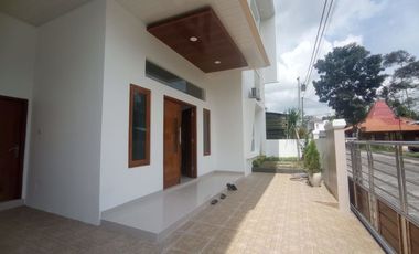 RUMAH MEWAH 2 LANTAI EXCLUSIVE TERBARU DI SLEMAN UTARA SELANGKAH DARI KAMPUS UII