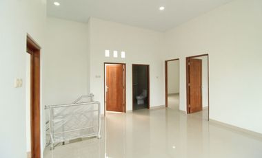 RUMAH MEWAH 2 LANTAI EXCLUSIVE TERBARU DI SLEMAN UTARA SELANGKAH DARI KAMPUS UII