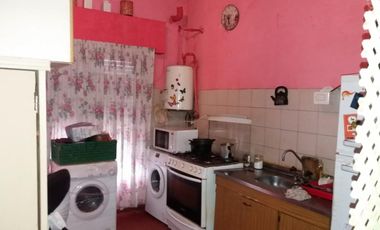 CASA DE DOS PLANTAS EN JOSE LEON SUAREZ. ESCUCHO OFERTAS