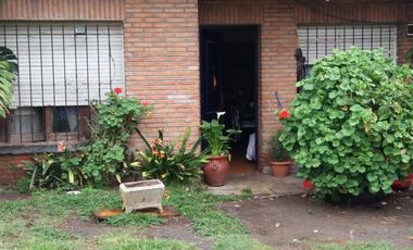 CASA DE DOS PLANTAS EN JOSE LEON SUAREZ. ESCUCHO OFERTAS