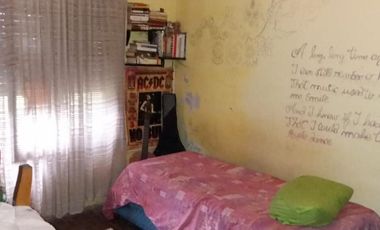 CASA DE DOS PLANTAS EN JOSE LEON SUAREZ. ESCUCHO OFERTAS