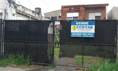 CASA DE DOS PLANTAS EN JOSE LEON SUAREZ. ESCUCHO OFERTAS