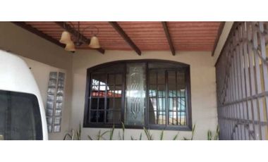 VENDO CASA EN CHORRERA BARRIO COLON 2R