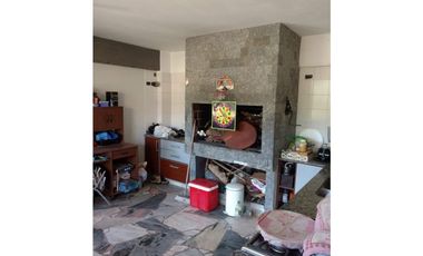 Edificio ideal emprendimiento o vivienda con pileta y cancha de pádel cubierta