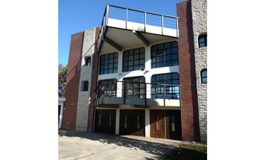 Edificio ideal emprendimiento o vivienda con pileta y cancha de pádel cubierta