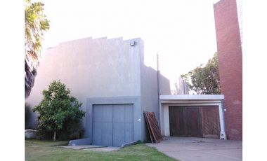 Edificio ideal emprendimiento o vivienda con pileta y cancha de pádel cubierta