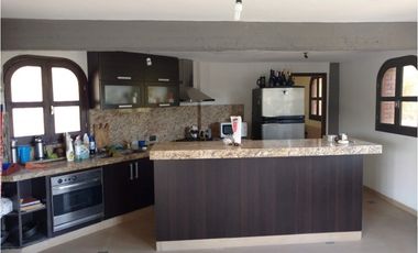 Edificio ideal emprendimiento o vivienda con pileta y cancha de pádel cubierta