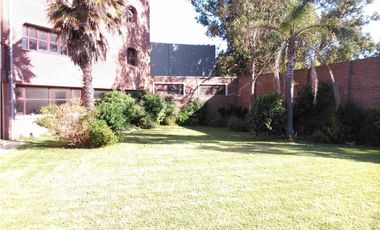 Edificio ideal emprendimiento o vivienda con pileta y cancha de pádel cubierta