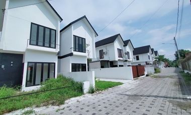 Rumah Cantik 2 Lantai Dalam Perum Dekat Jl. Wonosari