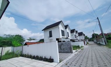 Rumah Cantik 2 Lantai Dalam Perum Dekat Jl. Wonosari