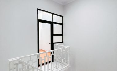 Rumah Strategis15 Menit ke Mall Summarecon Bekasi Hadap Utara J-37973