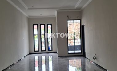 Disewakan Rumah 2 Lantai Murah di Darmo Permai Timur Surabaya Dekat Akses Tol