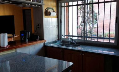 CHALET 5 AMBIENTES S/LOTE DE 10 X 21 CON BALCON AL FRENTE, GARAGE PARA DOS AUTOS, FONDO LIBRE CON PILETA, PARRILLA, QUINCHO Y BAÑO EN SUITE. VILLA LUZ