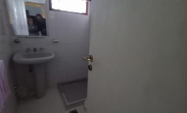 CHALET 5 AMBIENTES S/LOTE DE 10 X 21 CON BALCON AL FRENTE, GARAGE PARA DOS AUTOS, FONDO LIBRE CON PILETA, PARRILLA, QUINCHO Y BAÑO EN SUITE. VILLA LUZ