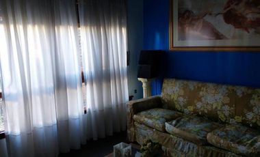 CHALET 5 AMBIENTES S/LOTE DE 10 X 21 CON BALCON AL FRENTE, GARAGE PARA DOS AUTOS, FONDO LIBRE CON PILETA, PARRILLA, QUINCHO Y BAÑO EN SUITE. VILLA LUZ