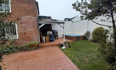 CHALET 5 AMBIENTES S/LOTE DE 10 X 21 CON BALCON AL FRENTE, GARAGE PARA DOS AUTOS, FONDO LIBRE CON PILETA, PARRILLA, QUINCHO Y BAÑO EN SUITE. VILLA LUZ