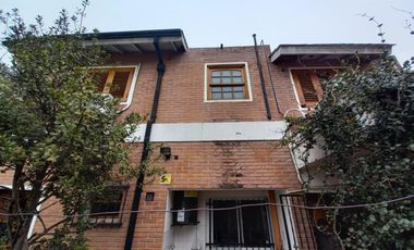 CHALET 5 AMBIENTES S/LOTE DE 10 X 21 CON BALCON AL FRENTE, GARAGE PARA DOS AUTOS, FONDO LIBRE CON PILETA, PARRILLA, QUINCHO Y BAÑO EN SUITE. VILLA LUZ