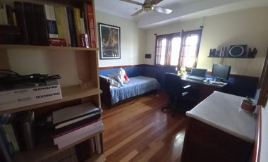 CHALET 5 AMBIENTES S/LOTE DE 10 X 21 CON BALCON AL FRENTE, GARAGE PARA DOS AUTOS, FONDO LIBRE CON PILETA, PARRILLA, QUINCHO Y BAÑO EN SUITE. VILLA LUZ