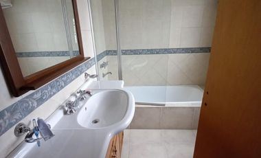 CHALET 5 AMBIENTES S/LOTE DE 10 X 21 CON BALCON AL FRENTE, GARAGE PARA DOS AUTOS, FONDO LIBRE CON PILETA, PARRILLA, QUINCHO Y BAÑO EN SUITE. VILLA LUZ