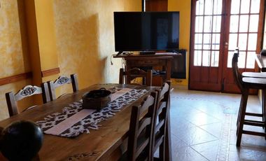 CHALET 5 AMBIENTES S/LOTE DE 10 X 21 CON BALCON AL FRENTE, GARAGE PARA DOS AUTOS, FONDO LIBRE CON PILETA, PARRILLA, QUINCHO Y BAÑO EN SUITE. VILLA LUZ