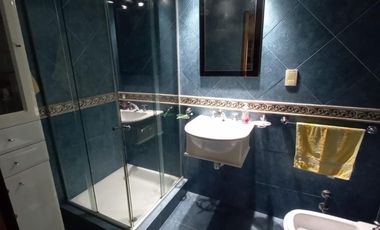 CHALET 5 AMBIENTES S/LOTE DE 10 X 21 CON BALCON AL FRENTE, GARAGE PARA DOS AUTOS, FONDO LIBRE CON PILETA, PARRILLA, QUINCHO Y BAÑO EN SUITE. VILLA LUZ