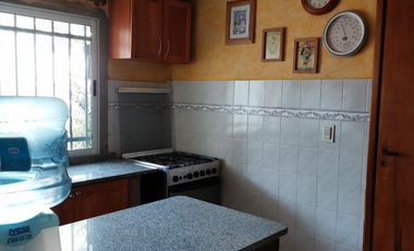 CHALET 5 AMBIENTES S/LOTE DE 10 X 21 CON BALCON AL FRENTE, GARAGE PARA DOS AUTOS, FONDO LIBRE CON PILETA, PARRILLA, QUINCHO Y BAÑO EN SUITE. VILLA LUZ