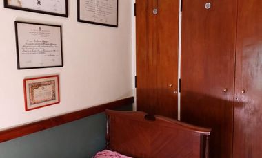 CHALET 5 AMBIENTES S/LOTE DE 10 X 21 CON BALCON AL FRENTE, GARAGE PARA DOS AUTOS, FONDO LIBRE CON PILETA, PARRILLA, QUINCHO Y BAÑO EN SUITE. VILLA LUZ