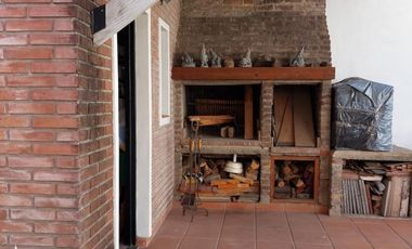 CHALET 5 AMBIENTES S/LOTE DE 10 X 21 CON BALCON AL FRENTE, GARAGE PARA DOS AUTOS, FONDO LIBRE CON PILETA, PARRILLA, QUINCHO Y BAÑO EN SUITE. VILLA LUZ
