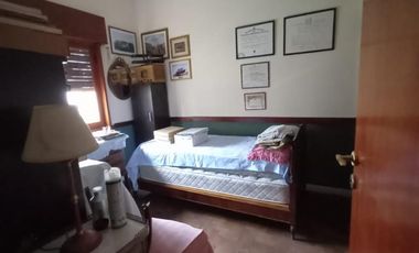 CHALET 5 AMBIENTES S/LOTE DE 10 X 21 CON BALCON AL FRENTE, GARAGE PARA DOS AUTOS, FONDO LIBRE CON PILETA, PARRILLA, QUINCHO Y BAÑO EN SUITE. VILLA LUZ