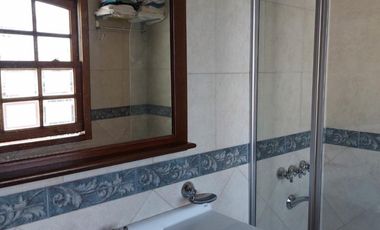 CHALET 5 AMBIENTES S/LOTE DE 10 X 21 CON BALCON AL FRENTE, GARAGE PARA DOS AUTOS, FONDO LIBRE CON PILETA, PARRILLA, QUINCHO Y BAÑO EN SUITE. VILLA LUZ