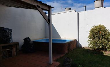 CHALET 5 AMBIENTES S/LOTE DE 10 X 21 CON BALCON AL FRENTE, GARAGE PARA DOS AUTOS, FONDO LIBRE CON PILETA, PARRILLA, QUINCHO Y BAÑO EN SUITE. VILLA LUZ
