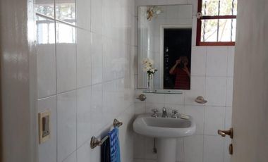 CHALET 5 AMBIENTES S/LOTE DE 10 X 21 CON BALCON AL FRENTE, GARAGE PARA DOS AUTOS, FONDO LIBRE CON PILETA, PARRILLA, QUINCHO Y BAÑO EN SUITE. VILLA LUZ