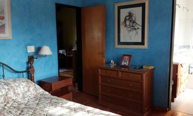 CHALET 5 AMBIENTES S/LOTE DE 10 X 21 CON BALCON AL FRENTE, GARAGE PARA DOS AUTOS, FONDO LIBRE CON PILETA, PARRILLA, QUINCHO Y BAÑO EN SUITE. VILLA LUZ