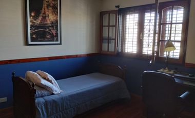 CHALET 5 AMBIENTES S/LOTE DE 10 X 21 CON BALCON AL FRENTE, GARAGE PARA DOS AUTOS, FONDO LIBRE CON PILETA, PARRILLA, QUINCHO Y BAÑO EN SUITE. VILLA LUZ