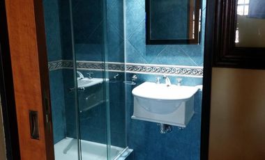 CHALET 5 AMBIENTES S/LOTE DE 10 X 21 CON BALCON AL FRENTE, GARAGE PARA DOS AUTOS, FONDO LIBRE CON PILETA, PARRILLA, QUINCHO Y BAÑO EN SUITE. VILLA LUZ
