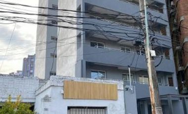 Lote de 10,47 x 43,3 con casa de 5 amb.-IDEAL EMPRENDIMIENTO