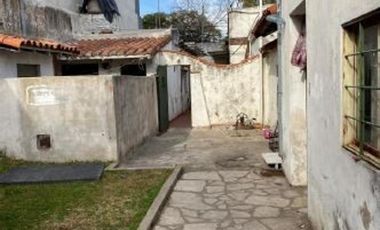 Lote de 10,47 x 43,3 con casa de 5 amb.-IDEAL EMPRENDIMIENTO