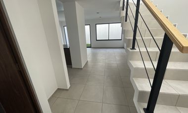 casa en renta toluca, fraccionamiento aurea, doble filtro de seguridad.