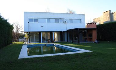 Alquiler Villa Olivos, 3 dormitorios en suite, lote central.